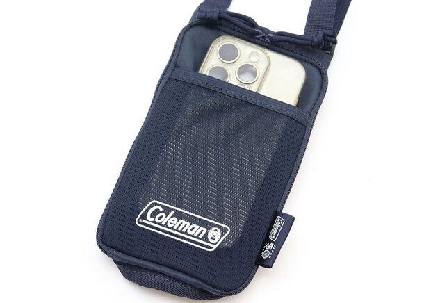 ショルダーバッグのメッシュポケットにスマホ