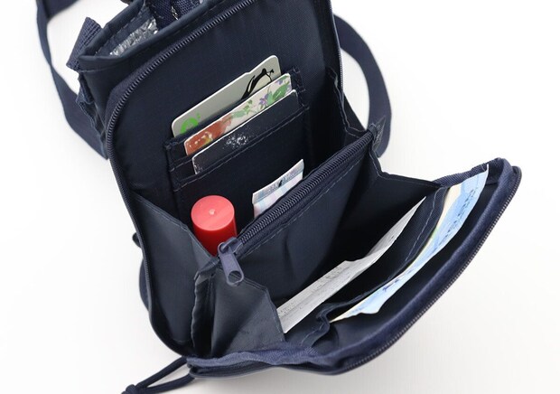 お財布機能を開きカードや紙幣が見える お財布機能を開きカードや紙幣が見える
