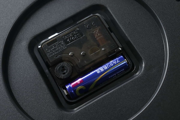 掛け時計の裏側にある電池ボックスに乾電池