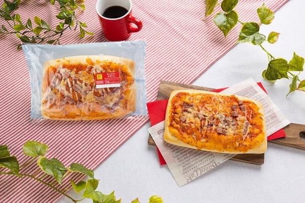 袋入りと皿に乗ったセブンのスパイシーピザパン
