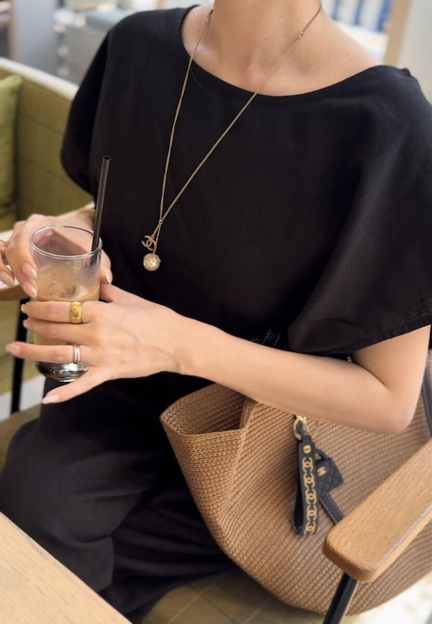 カフェでアイスコーヒーを飲む女性の手元とネックレス カフェでアイスコーヒーを飲む女性の手元とネックレス