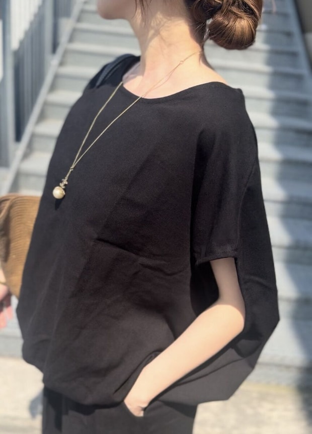 黒いリネンセットアップのゆったりとしたトップスと袖