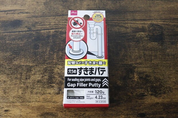 木目のテーブルに置かれたダイソーすきまパテのパッケージ