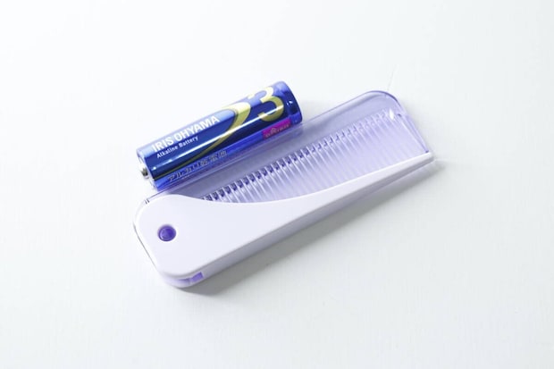 ダイソーの折りたたみコームと単三電池を並べて大きさを比較 ダイソーの折りたたみコームと単三電池を並べて大きさを比較