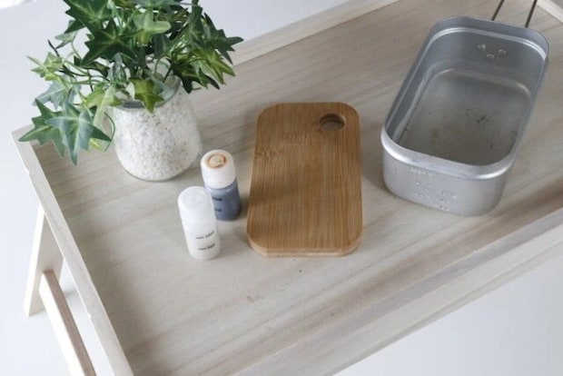 折りたたみテーブルに観葉植物やアウトドア用品が置かれている 折りたたみテーブルに観葉植物やアウトドア用品が置かれている
