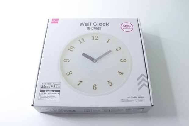 ダイソーの掛け時計のパッケージ。白地に時計のデザイン ダイソーの掛け時計のパッケージ。白地に時計のデザイン