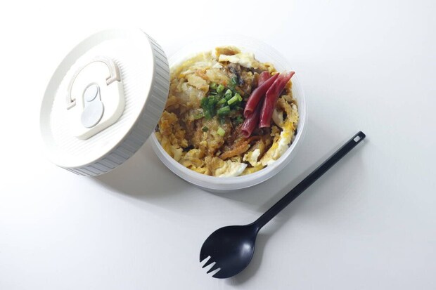 天とじ丼が詰められた弁当箱と黒いスプーン
