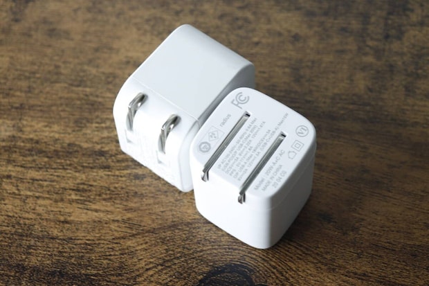 白いGaN USB充電器と一回り大きい旧型充電器を並べてサイズ比較 白いGaN USB充電器と一回り大きい旧型充電器を並べてサイズ比較