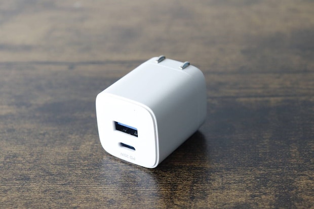 白いGaN USB充電器本体の側面、USB Type-AとType-Cポートが見える 白いGaN USB充電器本体の側面、USB Type-AとType-Cポートが見える