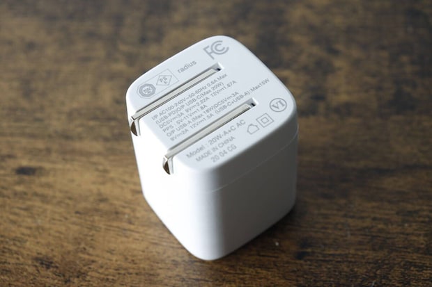 白いGaN USB充電器本体の底面、PSEマークと詳細な仕様が印字 白いGaN USB充電器本体の底面、PSEマークと詳細な仕様が印字