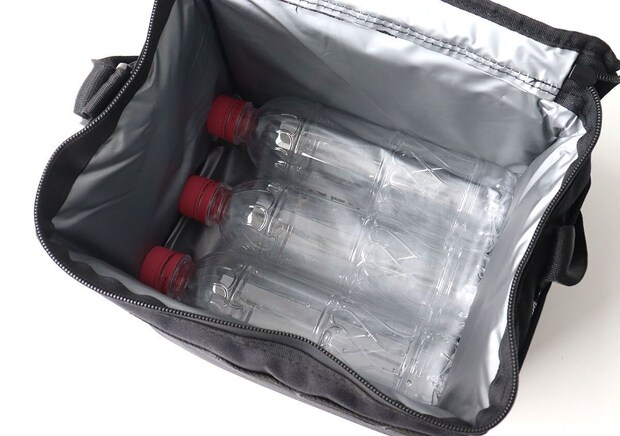 超保冷バッグに500mlペットボトルが収納されている様子 超保冷バッグに500mlペットボトルが収納されている様子