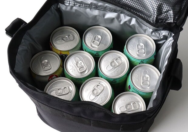 超保冷バッグに350ml缶が10本収納されている様子 超保冷バッグに350ml缶が10本収納されている様子