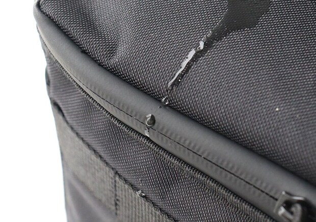 超保冷バッグの止水ファスナー部分についた水滴 超保冷バッグの止水ファスナー部分についた水滴