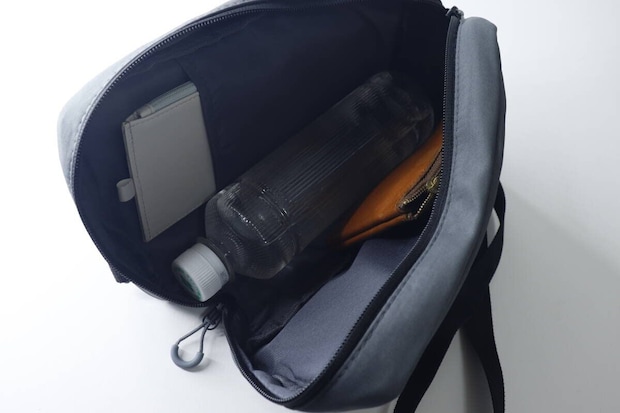 ショルダーバッグのメイン収納に500mlペットボトルや財布、手帳が入っている