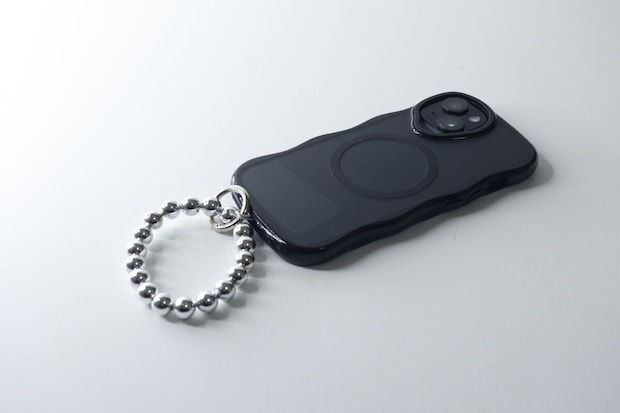 黒いスマホケースにシルバーのブレスレットストラップを装着 黒いスマホケースにシルバーのブレスレットストラップを装着