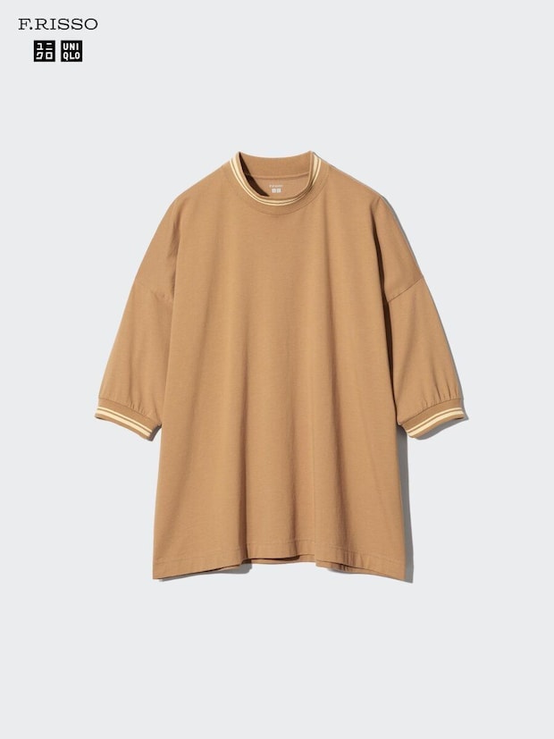 茶色のモックネック七分袖Tシャツの平置き 茶色のモックネック七分袖Tシャツの平置き