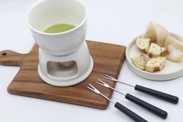 白いフォンデュポットに抹茶チョコ、パン、フォークが並べられた食卓