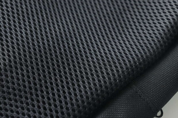 バッグの裏面にある黒いメッシュ素材のアップ バッグの裏面にある黒いメッシュ素材のアップ
