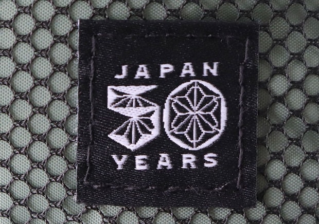 コールマン50周年記念ロゴが刺繍された黒いタグのクローズアップ コールマン50周年記念ロゴが刺繍された黒いタグのクローズアップ