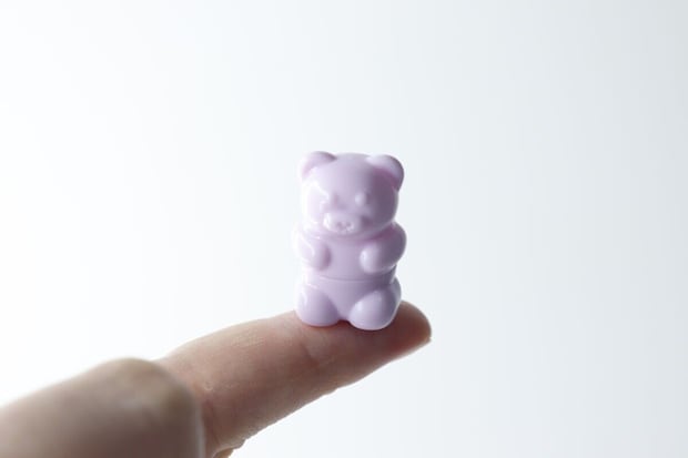 指先にちょこんと乗せられた、くまちゃん形のミニリップブラシ。その小ささがわかる 指先にちょこんと乗せられた、くまちゃん形のミニリップブラシ。その小ささがわかる