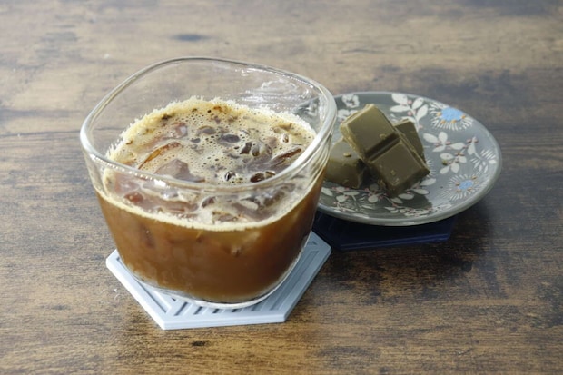 シリコーンコースターにアイスコーヒーとチョコレート