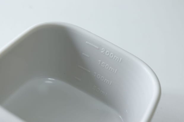白い保存容器の内側に刻まれた200mlまでの目盛り 白い保存容器の内側に刻まれた200mlまでの目盛り