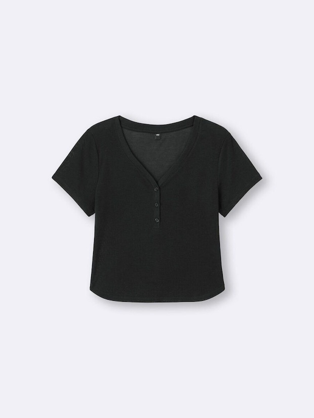 黒いヘンリーネックの半袖Tシャツが平置きで写っている 黒いヘンリーネックの半袖Tシャツが平置きで写っている