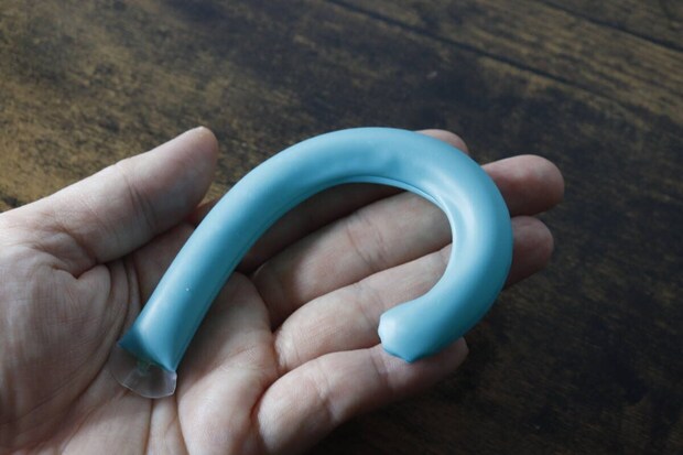 耳裏ひんやりパッド1個を手のひらに乗せて大きさを確認している様子 耳裏ひんやりパッド1個を手のひらに乗せて大きさを確認している様子