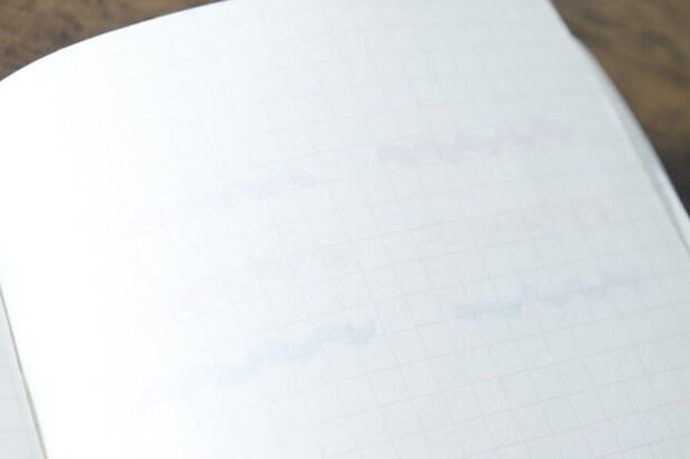 方眼紙の裏面に、アクリルマーカーで描かれた波線がほとんど裏抜けしていない様子