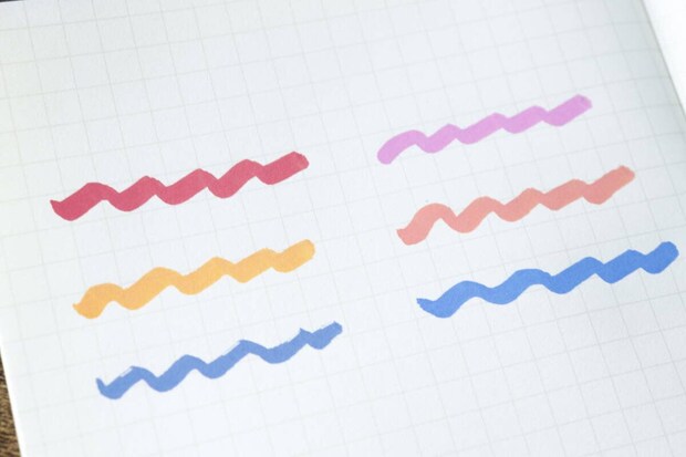 方眼紙に赤、オレンジ、青の3色のアクリルマーカーで波線が描かれている