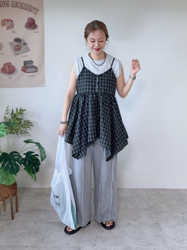 白Tシャツにチェック柄アシンメトリーキャミとグレーのスウェットパンツの女性 白Tシャツにチェック柄アシンメトリーキャミとグレーのスウェットパンツの女性