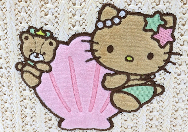 日焼けハローキティとタイニーチャムが貝殻を抱きしめる刺繍のアップ