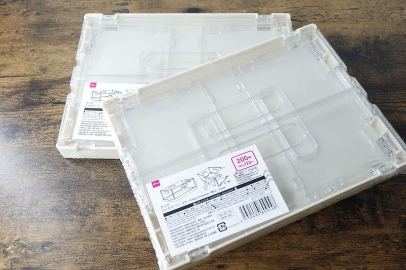 ダイソーのクリアコンテナ（ミニ、カラー）2つ