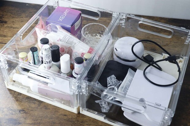 クリアコンテナにネイル用品や小物を収納した様子