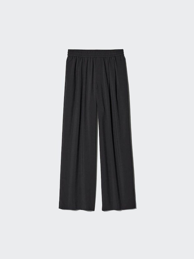 ブラックのイージータックパンツ。ウエストゴムでタックが入ったワイドシルエット。