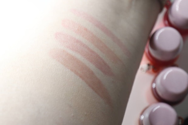 腕に塗ったリップグロスをティッシュオフし、色がしっかり残っている様子 腕に塗ったリップグロスをティッシュオフし、色がしっかり残っている様子