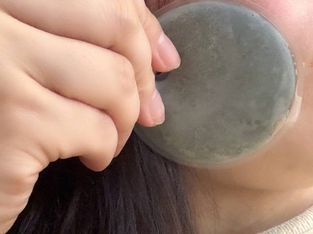 女性がひんやりミニパッドを頬に当ててクールダウンしているクローズアップ