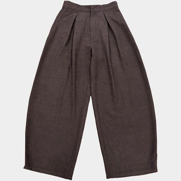 茶色のタック入りカーブパンツ 茶色のタック入りカーブパンツ