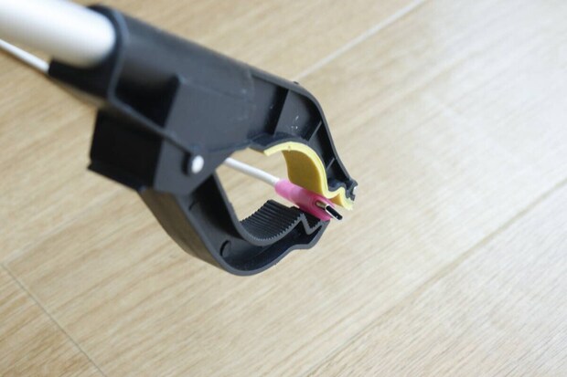 なんでもキャッチャーの先端で細いケーブルを挟んでいる
