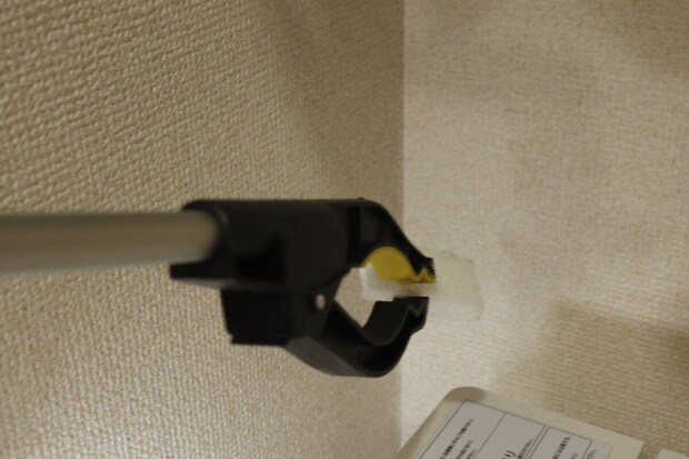 壁と家具の隙間に差し込まれたなんでもキャッチャー 壁と家具の隙間に差し込まれたなんでもキャッチャー
