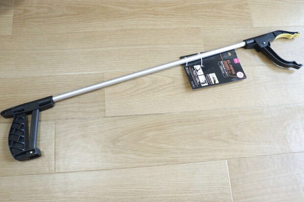 フローリングに置かれたダイソーのなんでもキャッチャー