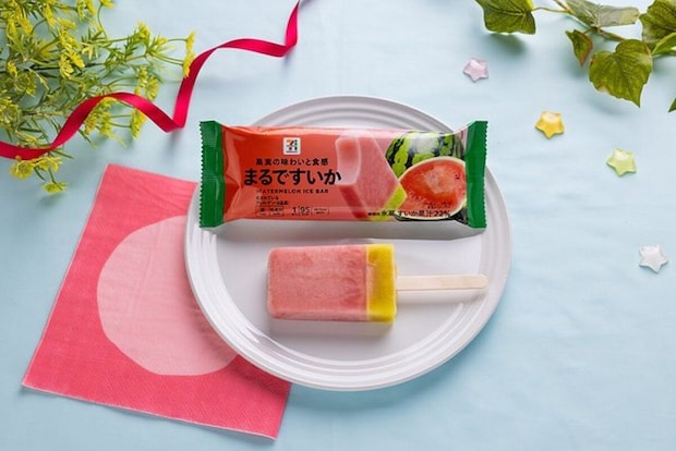 セブンプレミアム まるですいかのアイスバーとパッケージ。水色の背景にリボンと星の飾り。