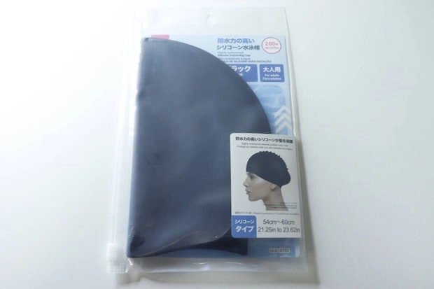 黒いシリコーン水泳帽がパッケージに入っている