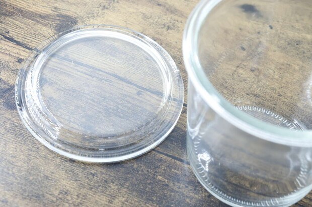 ダイソーガラス容器の蓋と本体を並べた様子