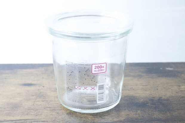 ダイソーの蓋付ガラス容器、商品ラベル付き