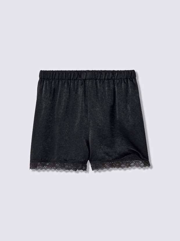 黒いサテン素材で裾にレースがあしらわれたイージーショートパンツ