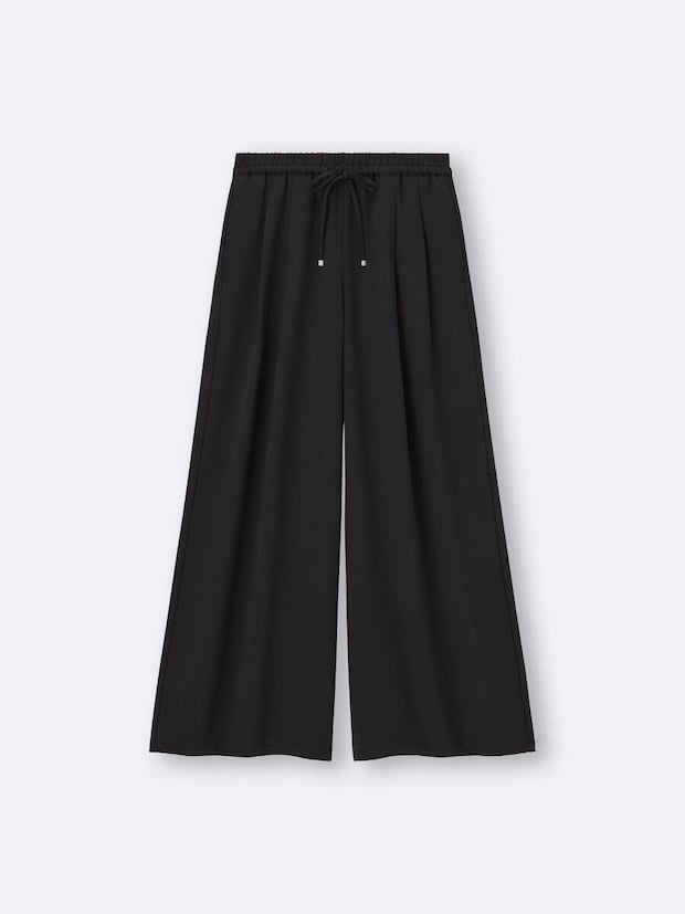 黒いドレープ素材のワイドパンツ、ウエストはゴムと紐で調整可能