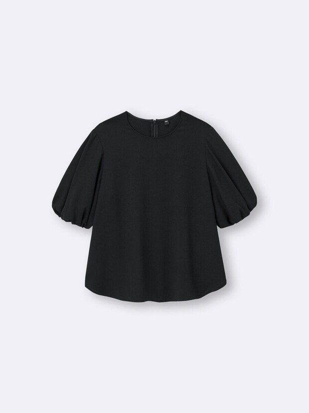 黒いバブルスリーブの五分袖ブラウス