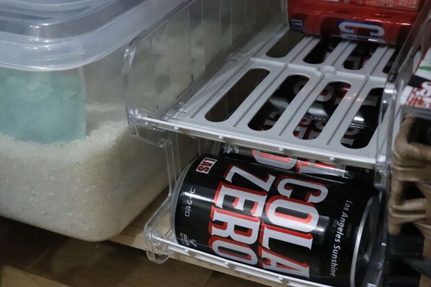 冷蔵庫の棚に設置された缶ボトルホルダーと米びつ 冷蔵庫の棚に設置された缶ボトルホルダーと米びつ