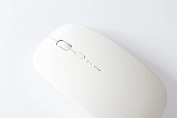 白い無線マウスの全体像。電池残量を示すライトが見える 白い無線マウスの全体像。電池残量を示すライトが見える